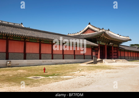 Das Injeongmun Tor im Changdeokgung Königspalast in Seoul Stockfoto