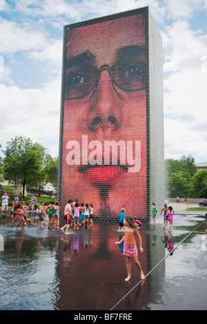 Kinder spielen in der Crown Fountain, Millenium Park, Chicago, Illinois, Vereinigte Staaten von Amerika Stockfoto