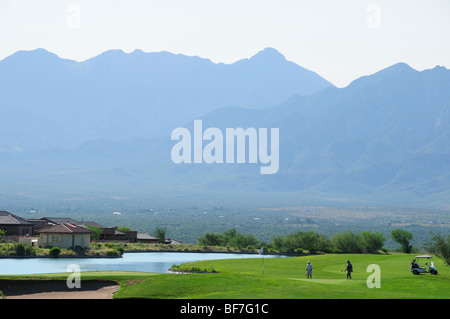 Die Santa Rita Mountains in der Sonora Wüste dienen als Kulisse für Canoa Ranch Golf Club in Green Valley, Arizona, USA. Stockfoto