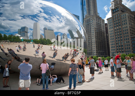 Besucher zu reflektieren in der Cloud Gate Installation AT&T Plaza, Millennium Park, Chicago, Illinois, Vereinigte Staaten von Amerika Stockfoto