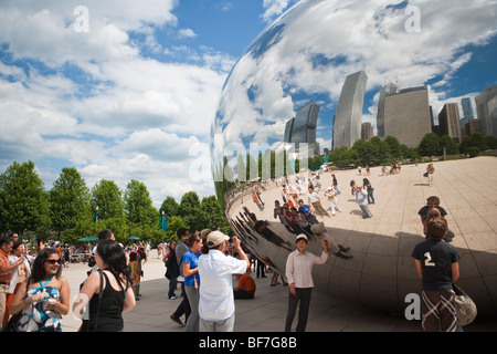 Besucher zu reflektieren in der Cloud Gate Installation AT&T Plaza, Millennium Park, Chicago, Illinois, Vereinigte Staaten von Amerika Stockfoto