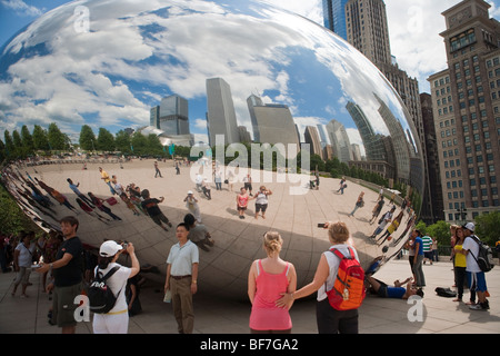 Besucher zu reflektieren in der Cloud Gate Installation AT&T Plaza, Millennium Park, Chicago, Illinois, Vereinigte Staaten von Amerika Stockfoto