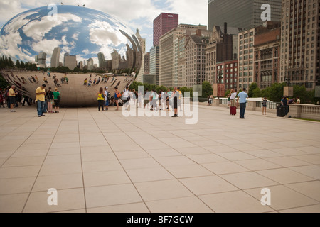 Besucher zu reflektieren in der Cloud Gate Installation AT&T Plaza, Millennium Park, Chicago, Illinois, Vereinigte Staaten von Amerika Stockfoto