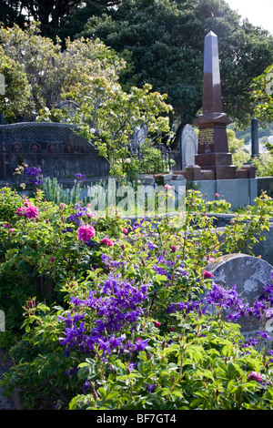 Blumen und Grabsteine in Bolton Street Memorial Park, Wellington, Neuseeland Stockfoto