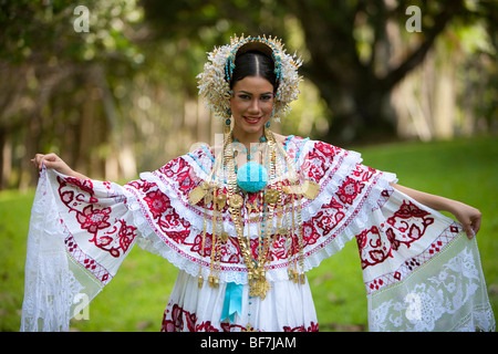 Die Pollera ist das typische Kostüm panamaischer Frauen, das aus zwei separaten Teilen besteht, die aus einem Hemd und einem Rock aus feinem Stoff bestehen. Stockfoto