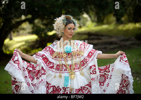 Die Pollera ist das typische Kostüm panamaischer Frauen, das aus zwei separaten Teilen besteht, die aus einem Hemd und einem Rock aus feinem Stoff bestehen. Stockfoto