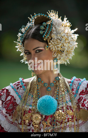 Die Pollera ist das typische Kostüm panamaischer Frauen, das aus zwei separaten Teilen besteht, die aus einem Hemd und einem Rock aus feinem Stoff bestehen. Stockfoto