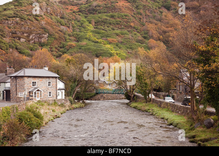 Beddgelert Gwynedd Nordwales UK. Blick entlang Afon Colwyn Fluss im Dorf in die Berge von Snowdonia "National Park" im Herbst Stockfoto