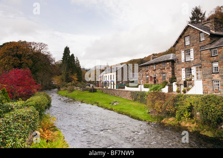 Beddgelert Gwynedd Nordwales UK. Blick entlang Afon Colwyn Fluss im Dorf in die Berge von Snowdonia "National Park" im Herbst Stockfoto