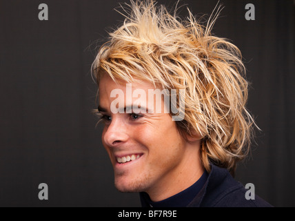 Studio, UK, Europa. Kopfporträt von ein glücklicher junger Mann lächelnd Stockfoto
