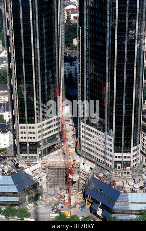 Luftaufnahme des Deutsche Bank-Türme (Greentowers) an der Taunusanlage in der deutschen Stadt Frankfurt. Stockfoto