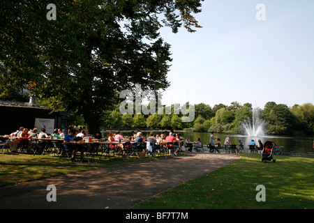 Essen unter freiem Himmel außerhalb der Pavillon-Cafe im Victoria Park, London, UK Stockfoto