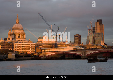 Goldene gold Sonnenuntergang St. Pauls Kathedrale Fluss Themse London England UK Europa Stockfoto