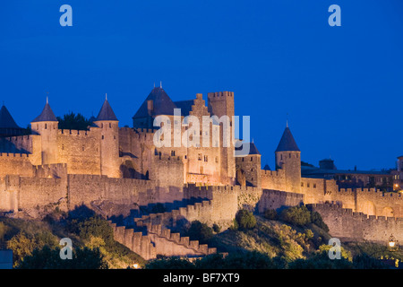 Carcassonne (11) die Zitadelle mit Flutlicht bei Einbruch der Dunkelheit Stockfoto