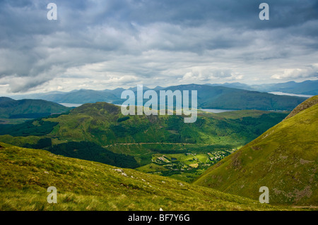 Blick von Ben Nevis auf Glen Nevis mit Loch Eil in der Ferne. Stockfoto