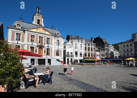 Der Grand Place mit Cafés und Rathaus. Stockfoto