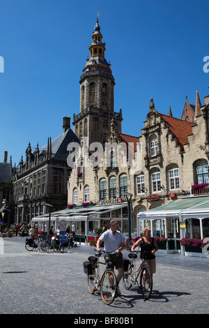 Grote Markt mit Radfahrern, Restaurants und St. Walburga Kirche Turm (Saint Walburgakerk) in der Stadt von Veurne, Belgien Stockfoto