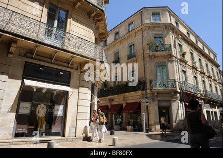 Nîmes (30): "Rue du Général Perrier" Straße Stockfoto