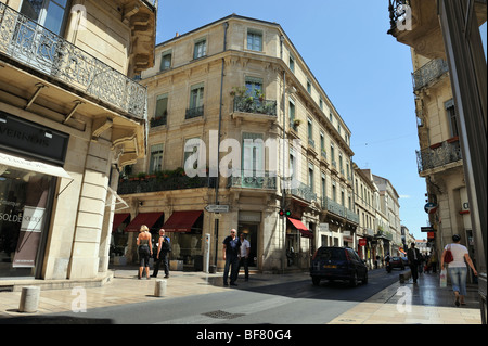 Nîmes (30): "Rue du Général Perrier" Straße Stockfoto