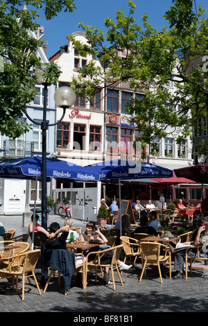 Café-Szene in dem Vrijdagmarkt (Freitagsmarkt). Stockfoto