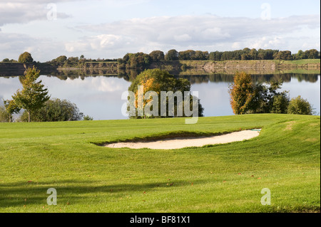 Blick auf den Golfplatz und See Stockfoto