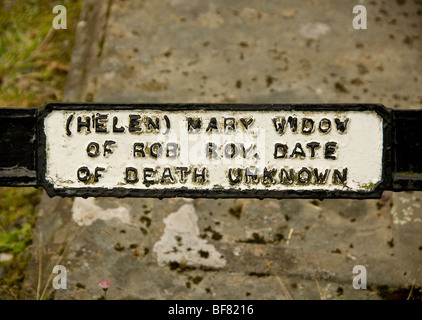 Rob Roys Grave. Nahaufnahme der Namensplakette seiner Frau Helen Mary MacGregor auf dem Familiengrab in Balquhidder. Schottland Stockfoto