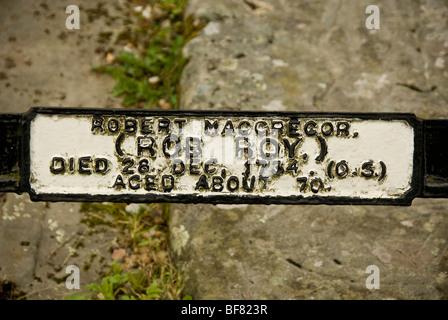 Rob Roys Grave. Nahaufnahme der Robert MacGregor Namensplakette auf dem Familiengrab. Stockfoto