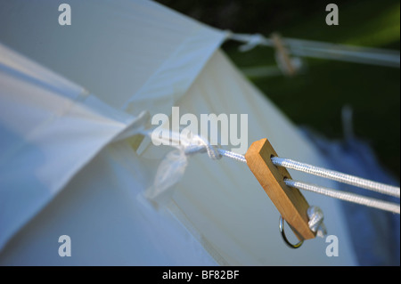 Abspannseile auf einer Leinwand Zelt in einem Garten in Devon, UK Stockfoto