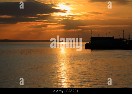 Sonnenuntergang über Hull Docks und entfernte Humber Bridge, Kingston upon Hull, East Yorkshire, England, UK. Stockfoto