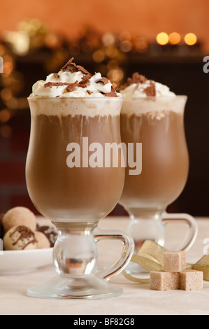 Zwei Irish Kaffee im warmen Pub-Ambiente Stockfoto