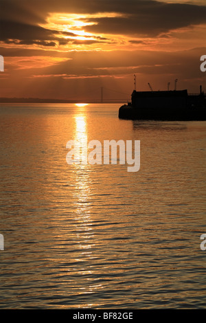 Sonnenuntergang über Hull Docks und entfernte Humber Bridge, Kingston upon Hull, East Yorkshire, England, UK. Stockfoto