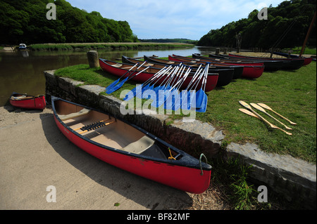 Kanus und Kajaks, die Ruhe am Ufer des Flusses Tamar, an der Grenze Devon und Cornwall, UK Stockfoto