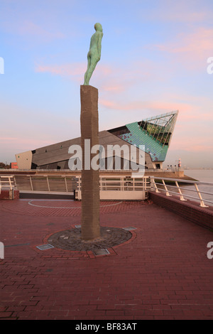 Die tiefen Submarium und Voyage Statue, Kingston upon Hull, East Yorkshire, England, UK. Stockfoto