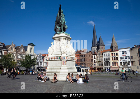 Statue von Jacob van Artevelde auf dem Vrijdagmarkt (Freitagsmarkt). Stockfoto