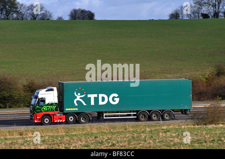 TDG LKW auf M40 Autobahn, Warwickshire, England, UK Stockfoto