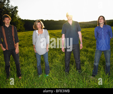 Gruppe von Menschen, die in einem Feld stehen Stockfoto