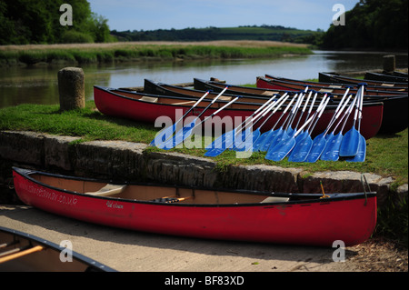 Kanus, die Ruhe am Ufer des Flusses Tamar, an der Grenze Devon und Cornwall, UK Stockfoto