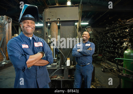 Afrikanischen Kollegen in Werkstatt Stockfoto