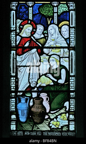 Ein Glasfenster, die Darstellung von Jesus, die Verwandlung von Wasser in Wein, Kirche St. Mary, South Tidworth, Wiltshire Stockfoto