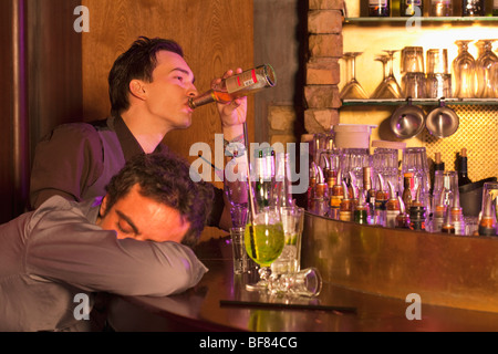 zwei jungen in der bar rumhängen Stockfoto