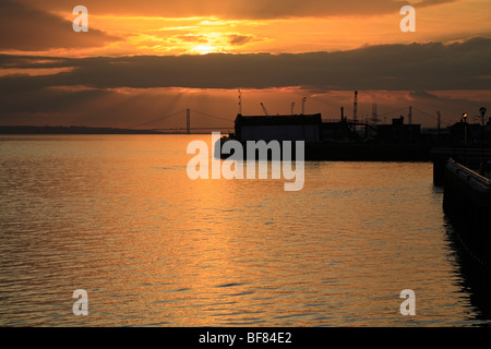 Sonnenuntergang über Hull Docks und entfernte Humber Bridge, Kingston upon Hull, East Yorkshire, England, UK. Stockfoto