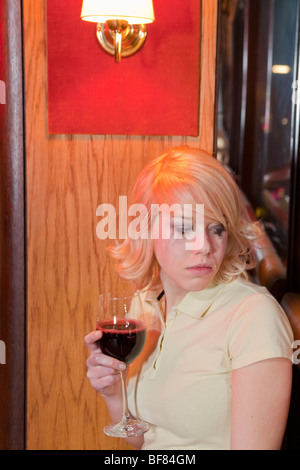 junge Frau im Club, Weinen Stockfoto