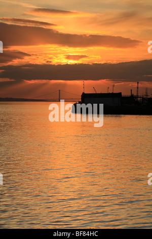 Sonnenuntergang über Hull Docks und entfernte Humber Bridge, Kingston upon Hull, East Yorkshire, England, UK. Stockfoto