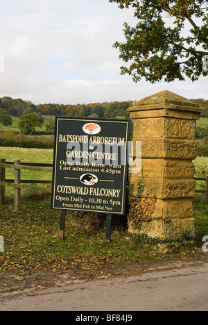 Hinweisschild für zündeten Arboretum und Gartencenter und Cotswold Falknerei Stockfoto