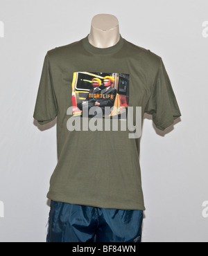 T-Shirt mit gedruckten Kunstwerke von Pet Shop Boys Album Nachtleben screen aus dem Jahr 1999-2000. Stockfoto