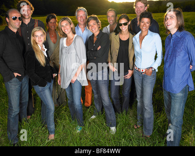 Gruppe von Menschen, die in einem Feld stehen Stockfoto