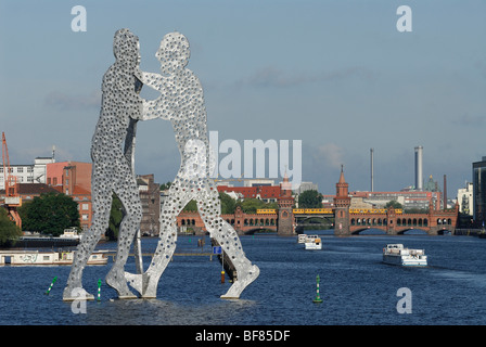 Berlin. Deutschland. Molecule Man Skulptur des amerikanischen Künstlers Jonathan Borofsky an der Spree, Treptower. Stockfoto