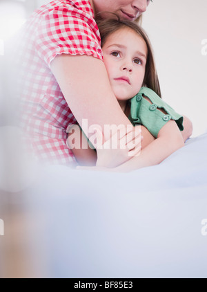 Mutter-Holding-Tochter in die Arme Stockfoto