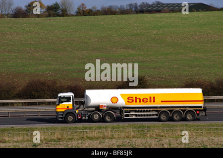 Shell-Tanker-LKW auf M40 Autobahn, Warwickshire, England, UK Stockfoto