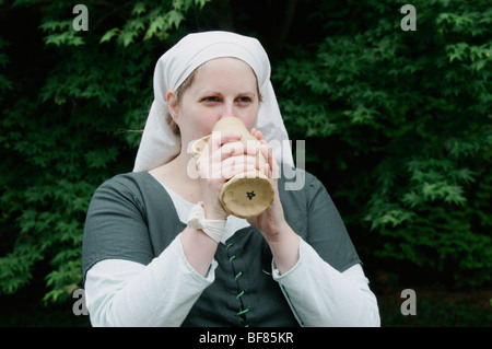 Ein mittelalterliches Lager einrichten am Reinactment Tag in Thorp Perrow Arboretum, Sommer 2009 Stockfoto